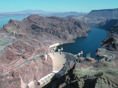 The Hoover Dam generates about 4 billion kilowatt-hours of hydroelectric power each year, enough to power the lives of 1.3 million people.