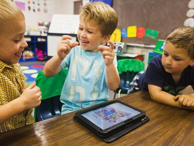 In Melissa Hill¹s class at Knight Enloe Elementary School in Roanoke, Alabama, kindergarteners were issued MIT-programmed tablets without any instructions.